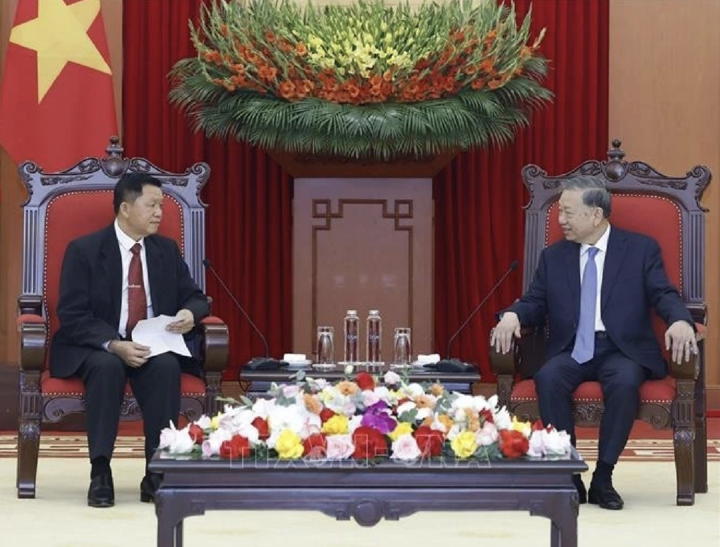 Tổng Bí thư Tô Lâm hoan nghênh Thượng tướng Vanthong Kongmany cùng Đoàn đại biểu cấp cao Bộ Công an Lào sang thăm và làm việc tại Việt Nam. (Ảnh: TTXVN)