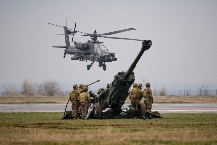 Trực thăng tấn công Apache của Sư đoàn Dù 101 Mỹ trong cuộc diễn tập tại căn cứ không quân Mihail Kogalniceanu, gần cảng Constanta bên bờ Biển Đen, Romania, ngày 31/3/2023. (Ảnh: AP/Vadim Ghirda)