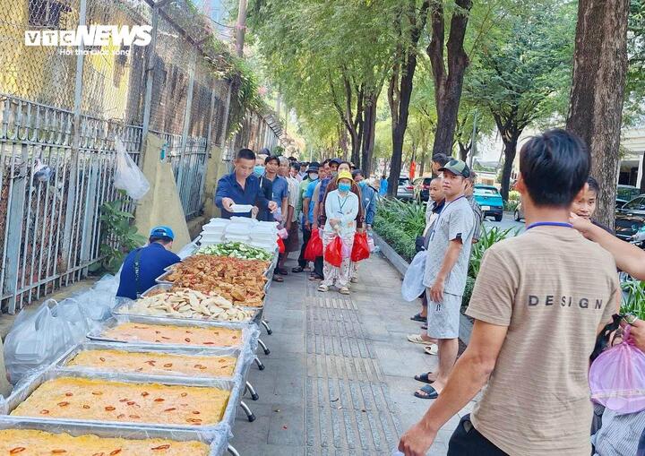 Nhiều năm qua, những hộp cơm 0 đồng tại cổng bệnh viện đã giúp nhiều người khó khăn đỡ lo một phần chi phí.