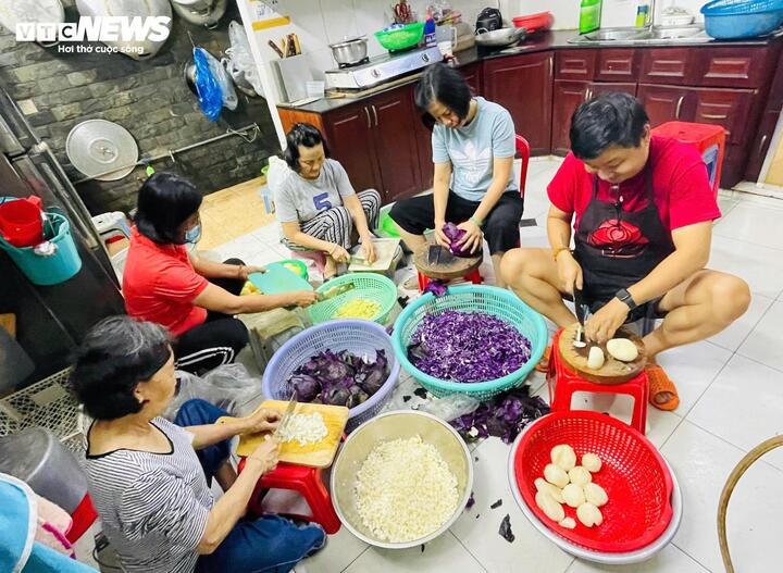 Các tình nguyện viên của "Bếp cơm vui vẻ 0 đồng" sơ chế nguyên vật liệu để chuẩn bị các suất ăn miễn phí.