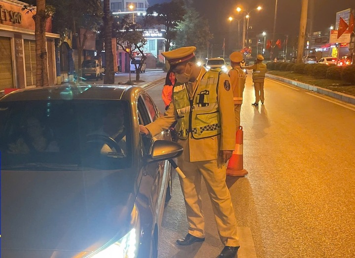 Lực lượng CSGT Ninh Bình tăng cường kiểm tra nhanh nồng độ cồn, chất ma túy đối với người điều khiển phương tiện.
