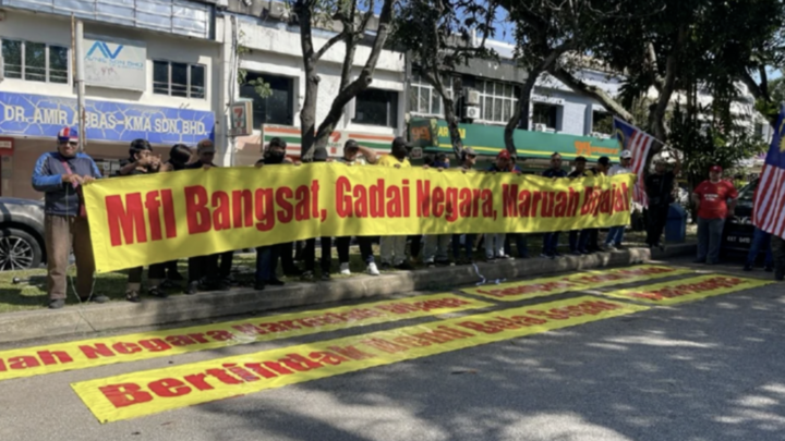 Cổ động viên tụ tập biểu tình ôn hoà trước trụ sở Liên đoàn Bóng đá Malaysia (FAM). (Nguồn: BH Online)