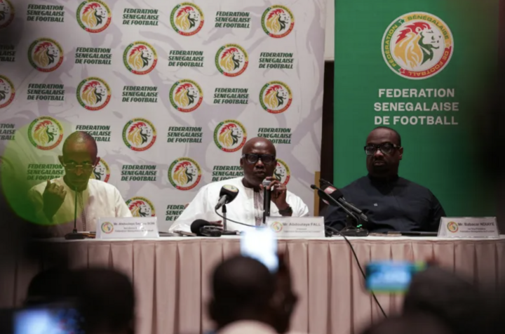 Chủ tịch Liên đoàn bóng đá Senegal, ông Abdoulaye Fall, phát biểu trong một cuộc họp báo. (Nguồn: Al Jazeera)