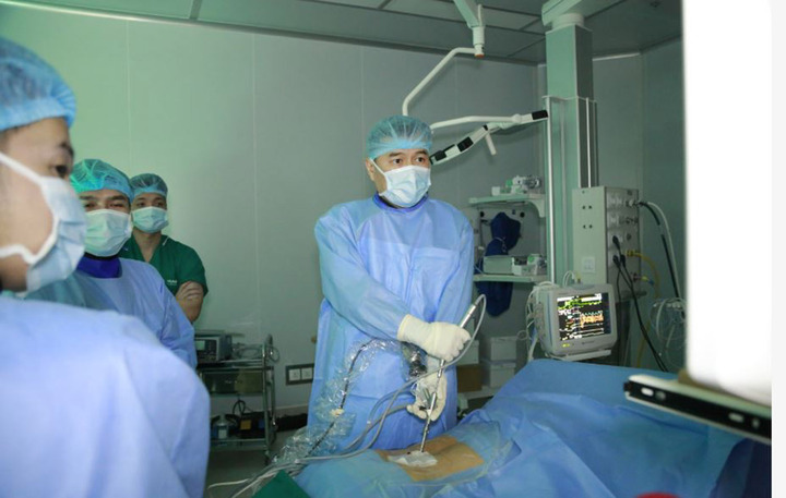 PGS-TS.Nguyễn Lê Bảo Tiến thực hiện phẫu thuật cho bệnh nhân (Ảnh: baodautu).
