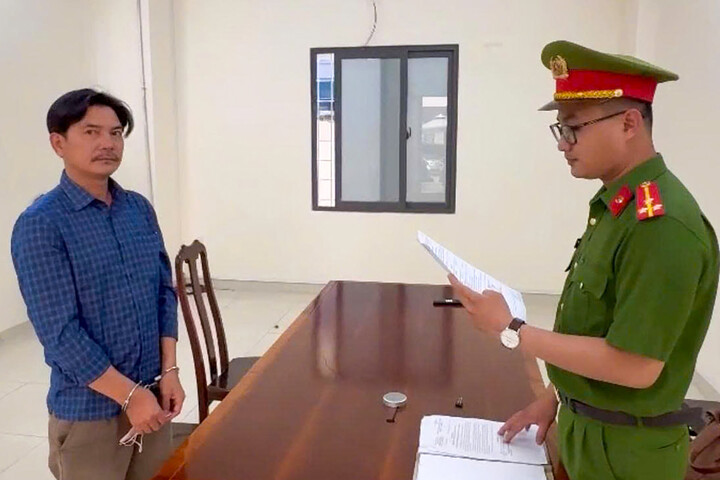 Công an tỉnh Khánh Hòa thi hành lệnh bắt tạm giam bị can Trần Văn Bình. Ảnh: N.X