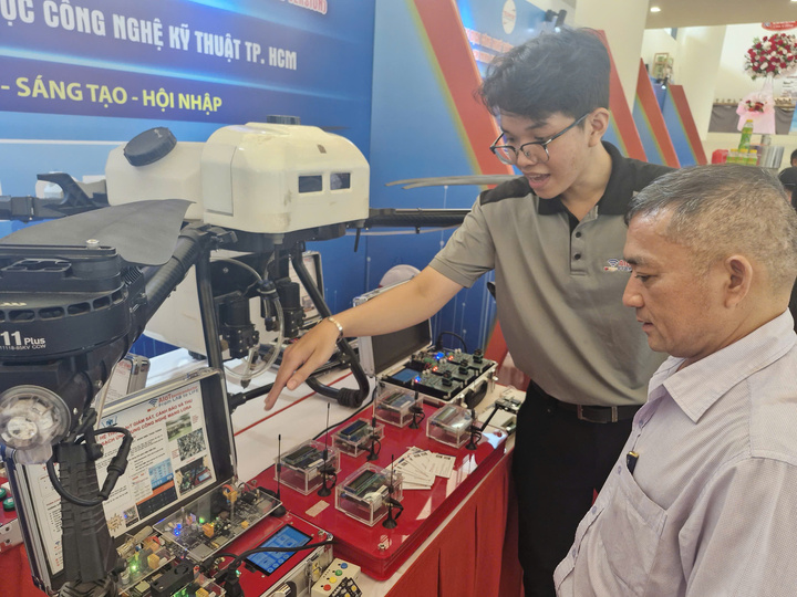 Nhiều sản phẩm công nghệ biểu cũng được giới thiệu tại sự kiện thu hút sự quan tâm của doanh nghiệp.