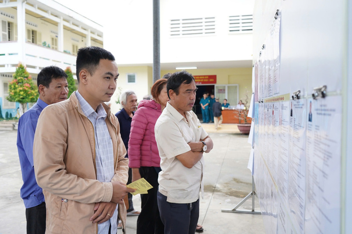 Người dân đi bầu cử ở Khánh Hòa.