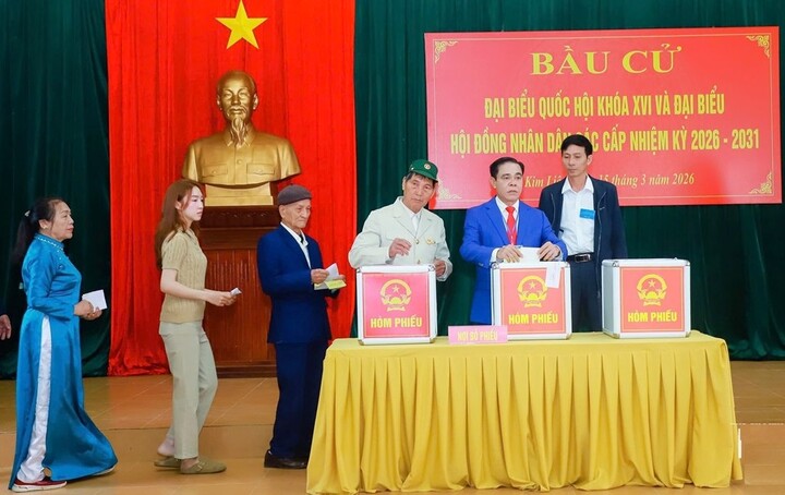 Chủ tịch UBND tỉnh Nghệ An Võ Trọng Hải và các cử tri bỏ phiếu bầu cử tại khu vực bỏ phiếu số 8, xóm Sen 2, xã Kim Liên.