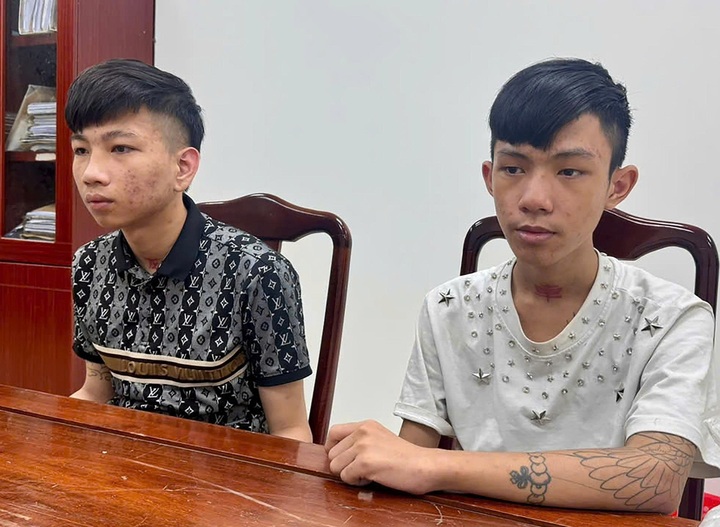 Nguyễn Phi Long và Vũ Bá Ngọc Sơn (áo trắng) tại trụ sở cơ quan công an