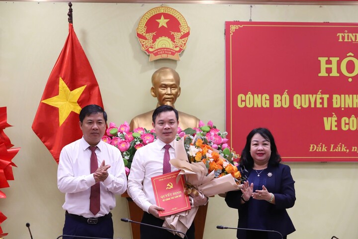 Ông Lương Nguyễn Minh Triết - Bí thư Tỉnh ủy Đắk Lắk (trái) và bà Cao Thị Hòa An - Phó bí thư Thường trực, Chủ tịch HĐND tỉnh - trao quyết định, hoa chúc mừng cho ông Đỗ Hữu Huy - Ảnh: TT