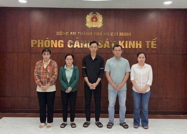 Các bị can (từ trái sang): Lâm Thị Mộng Linh, Trần Thị Phương, Trần Quốc Trung, Kiều Hoàng Nhã và Lâm Thị Kim Nương.