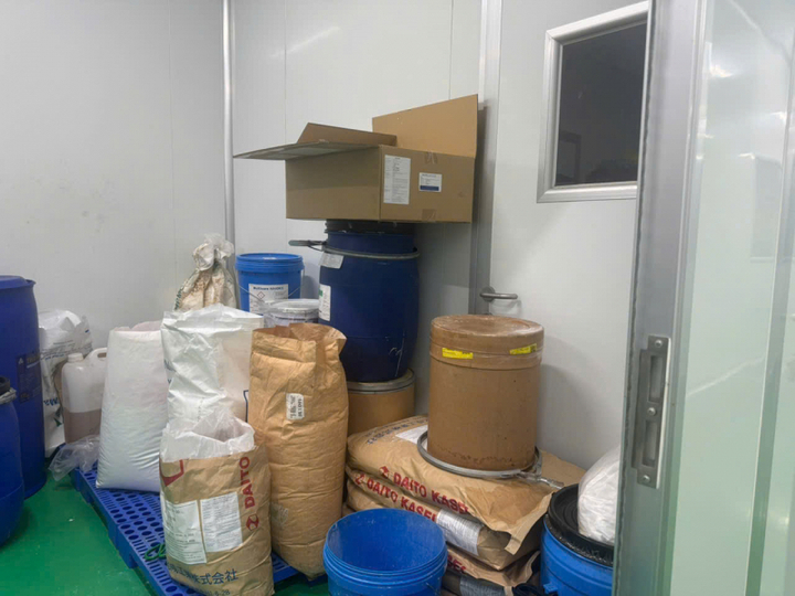 Một số nguyên vật liệu, bao bì mà các đối tượng dùng để sản xuất các loại mỹ phẩm giả.