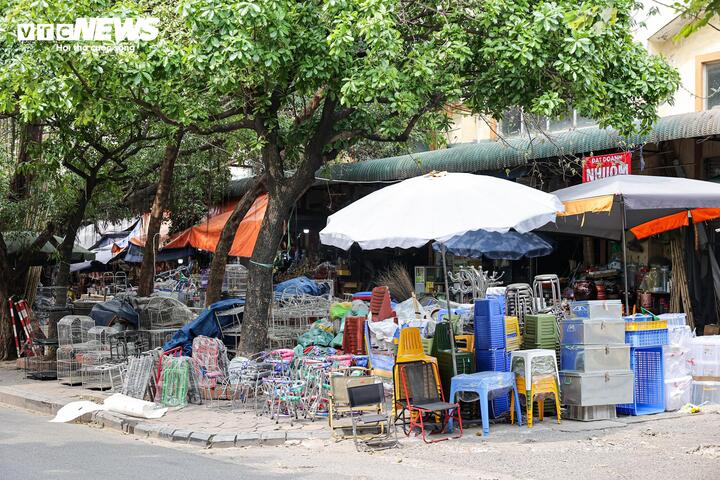 Bà Hằng, tiểu thương kinh doanh hoa quả tại chợ Hà Đông, cho biết việc bày bán bên ngoài chợ sẽ thu hút khách nhiều hơn. Nếu phải di dời vào trong chợ hoặc chuyển sang vị trí khác, lượng khách sẽ giảm hẳn.