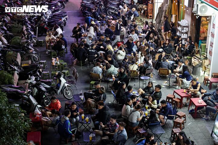 “Việc lấn chiếm vỉa hè để kinh doanh, đặc biệt vào buổi tối không chỉ chiếm dụng hoàn toàn không gian đi bộ của người dân mà còn gây ồn ào, mất trật tự cả khu phố. Không biết đến bao giờ tình trạng biến vỉa hè thành nơi mưu sinh mới được xử lý dứt điểm”, anh Thiện (phường Kim Liên) bức xúc.