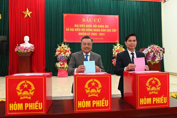 Ông Trần Sỹ Thanh, Ủy viên Bộ Chính trị, Bí thư Trung ương Đảng, Chủ nhiệm Ủy ban Kiểm tra Trung ương (bên trái) và ông Hoàng Quốc Khánh, Bí thư Tỉnh ủy Lạng Sơn bỏ phiếu bầu đại biểu Quốc hội khóa XVI và đại biểu HĐND các cấp nhiệm kỳ 2026-2031.