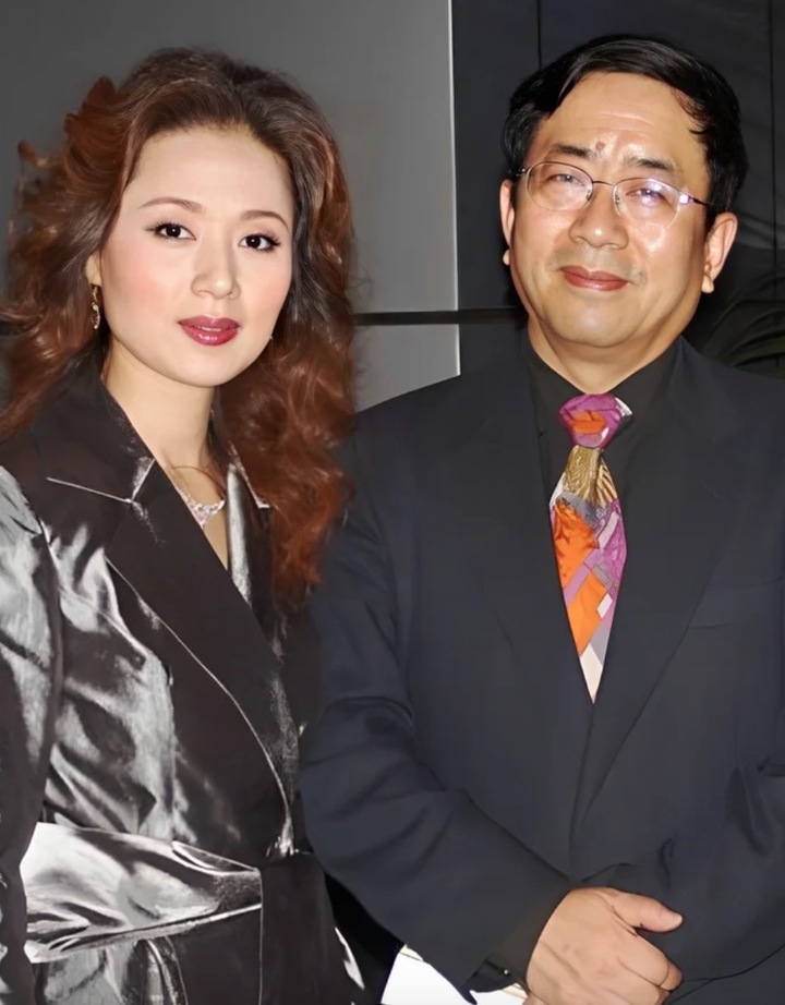 Bà có cuộc sống viên mãn bên nhà sử gia văn hóa Dư Thu Vũ.