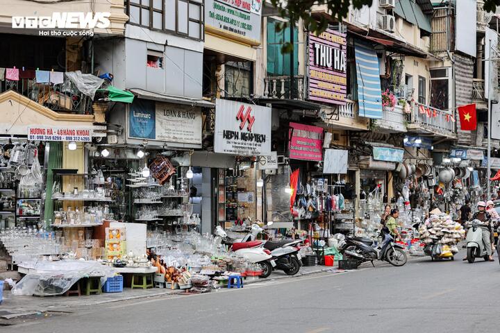 Sau chỉ đạo của Giám đốc Công an Hà Nội, vỉa hè vẫn bị tái lấn chiếm - 19