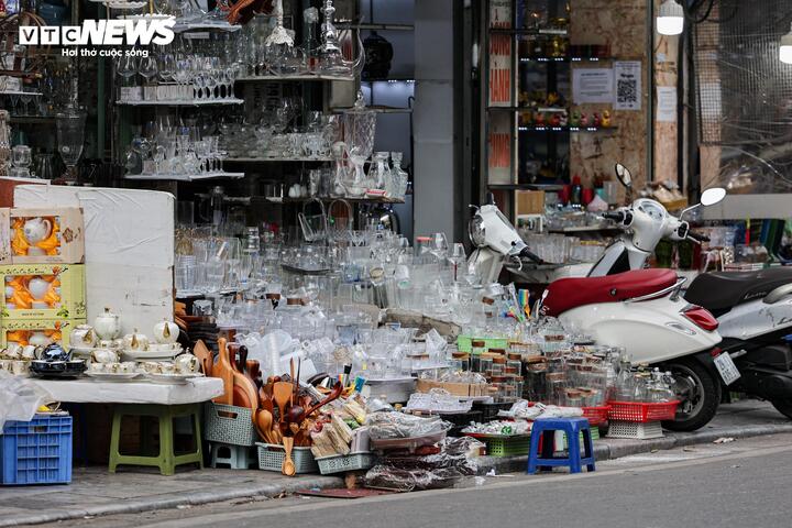 Sau chỉ đạo của Giám đốc Công an Hà Nội, vỉa hè vẫn bị tái lấn chiếm - 21