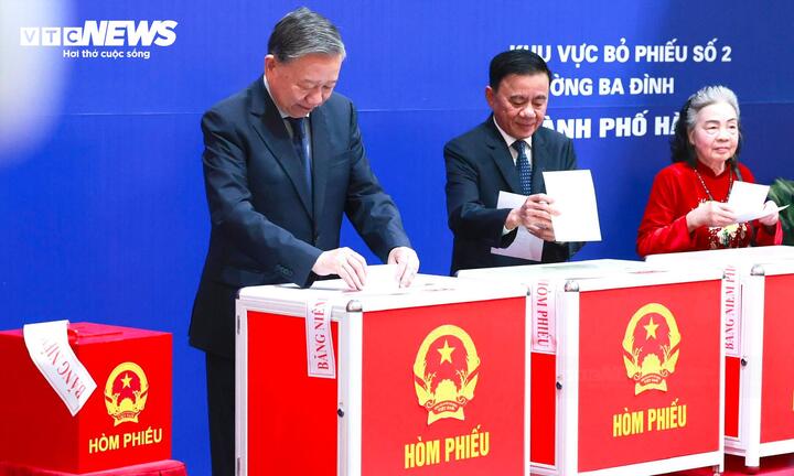 Tổng Bí thư Tô Lâm, Thường trực Ban Bí thư Trần Cẩm Tú tham gia bầu cử đại biểu Quốc hội khóa XVI tại Hà Nội.