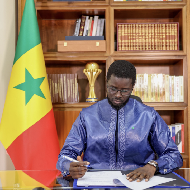 Tổng thống Senegal Bassirou Diomaye Faye xuất hiện trong văn phòng bên cạnh chiếc cúp AFCON. (Nguồn: Bassirou Diomaye Faye/Facebook)