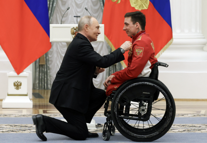 Tổng thống Putin quỳ gối trao tặng huân chương cho VĐV Ivan Golubkov.
