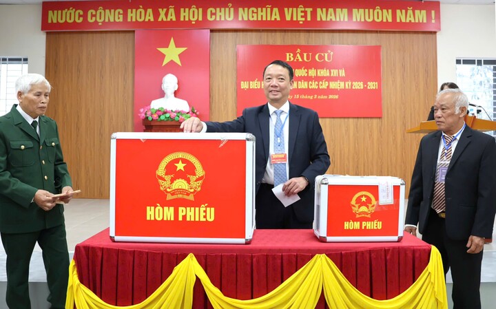Chủ tịch UBND tỉnh Hà Tĩnh Phan Thiên Định bỏ phiếu bầu cử. (Ảnh: HT)
