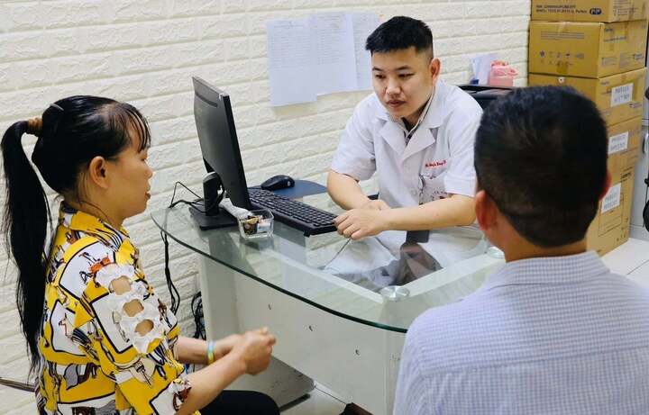 Cha mẹ nam thanh niên ngừng tim vượt đường xa đến viện nói lời cảm ơn bác sĩ. (Ảnh: BSCC)