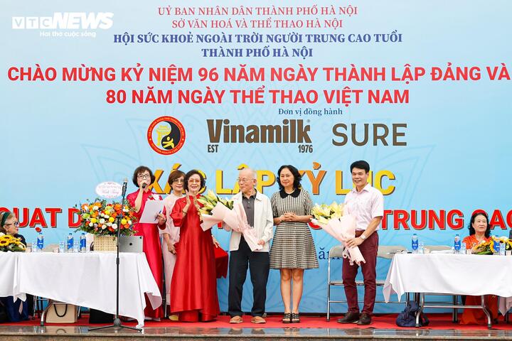 Gần 3.000 người cao tuổi Hà Nội đồng diễn, xác lập kỷ lục múa quạt dưỡng sinh - 15