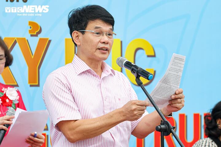 Tại chương trình, ông Phạm Tuyên, Giám đốc Chi nhánh Vinamilk Hà Nội, đại diện Vinamilk, cho biết, người cao tuổi hoàn toàn có thể duy trì cuộc sống khỏe mạnh, lạc quan nếu kết hợp luyện tập thường xuyên với chế độ dinh dưỡng hợp lý. Đây cũng là tinh thần “Hoàng kim rực rỡ” mà doanh nghiệp hướng tới khi đồng hành cùng cộng đồng trong nhiều năm qua.