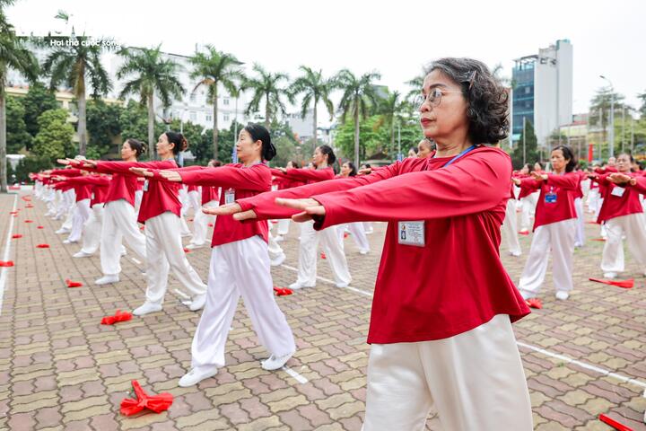 Gần 3.000 người cao tuổi Hà Nội đồng diễn, xác lập kỷ lục múa quạt dưỡng sinh - 7