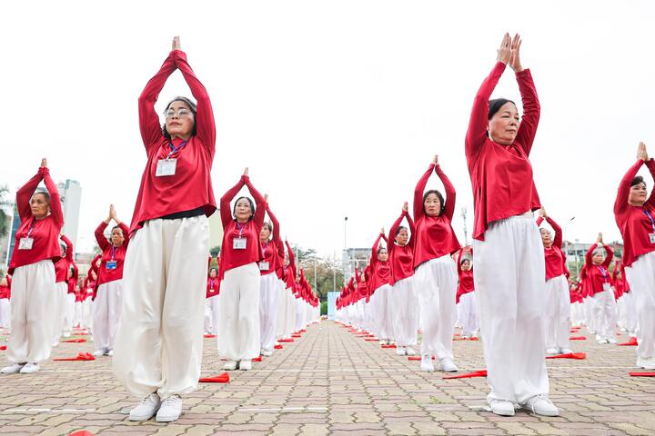 Từ những động tác uyển chuyển đến tinh thần lạc quan, Ngày hội múa quạt dưỡng sinh đã lan tỏa thông điệp sống vui, sống khỏe tới cộng đồng người cao tuổi.