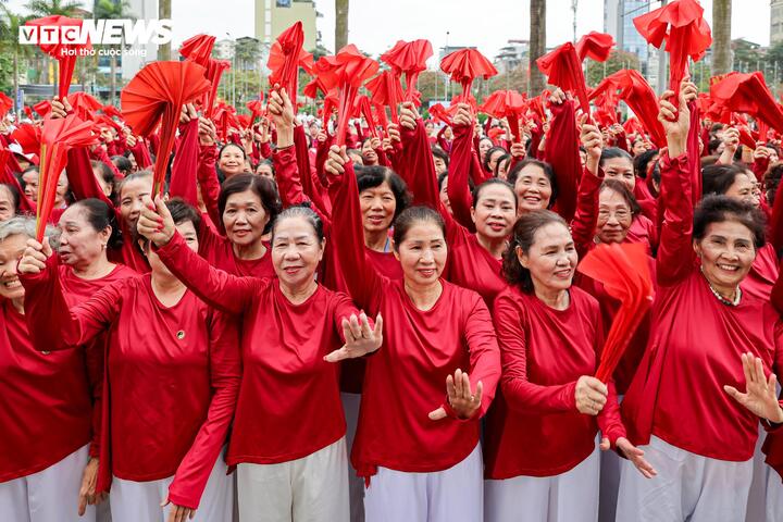 Gần 3.000 người cao tuổi Hà Nội đồng diễn, xác lập kỷ lục múa quạt dưỡng sinh - 11