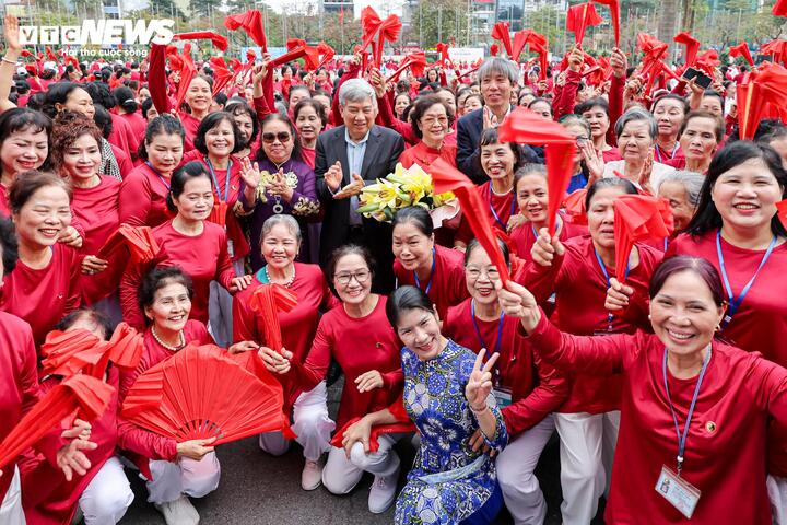 Gần 3.000 người cao tuổi Hà Nội đồng diễn, xác lập kỷ lục múa quạt dưỡng sinh - 12