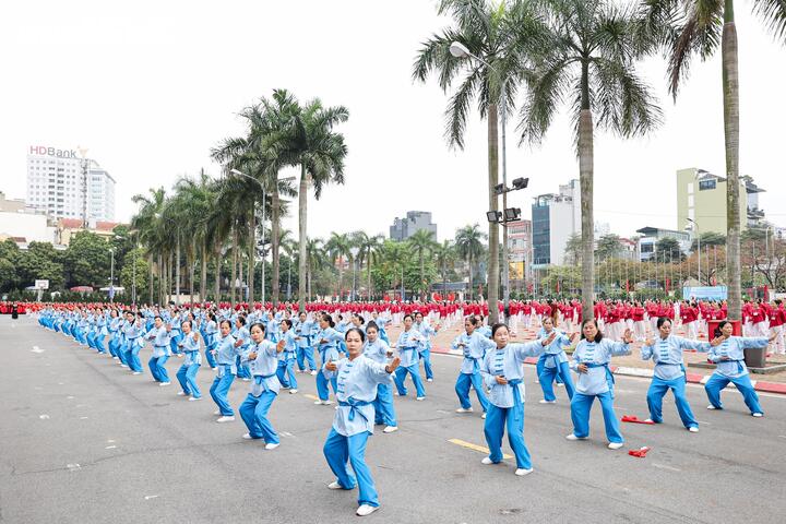 Sáng 21/3, tại Hà Nội diễn ra Ngày hội xác lập kỷ lục múa quạt dưỡng sinh dành cho người trung và cao tuổi, thu hút gần 3.000 người đến từ các phường, xã trên địa bàn tham gia.