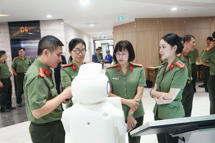 Từ những sáng kiến cụ thể, nữ Thượng úy 9X đang góp phần tạo nên sự thay đổi trong cách vận hành của bộ máy hành chính, hướng tới nền quản lý hiện đại, minh bạch và lấy người dân làm trung tâm. (Ảnh: Tuổi trẻ Công an thủ đô)