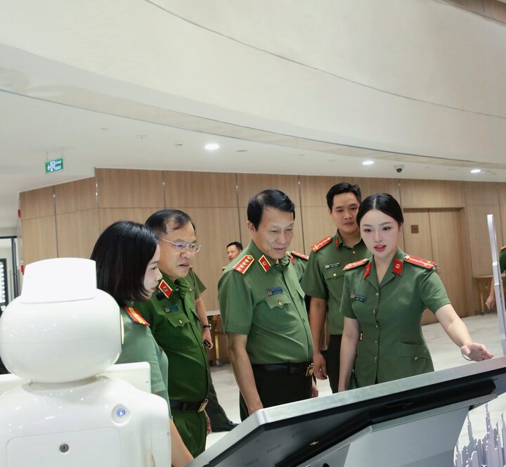 Đặc biệt, cô có sáng kiến ứng dụng trí tuệ nhân tạo (AI) trong tiếp nhận, xử lý phản ánh – kiến nghị giúp rút ngắn thời gian, giảm tải công việc thủ công, góp phần nâng cao chất lượng phục vụ. (Ảnh: Tuổi trẻ Công an thủ đô)