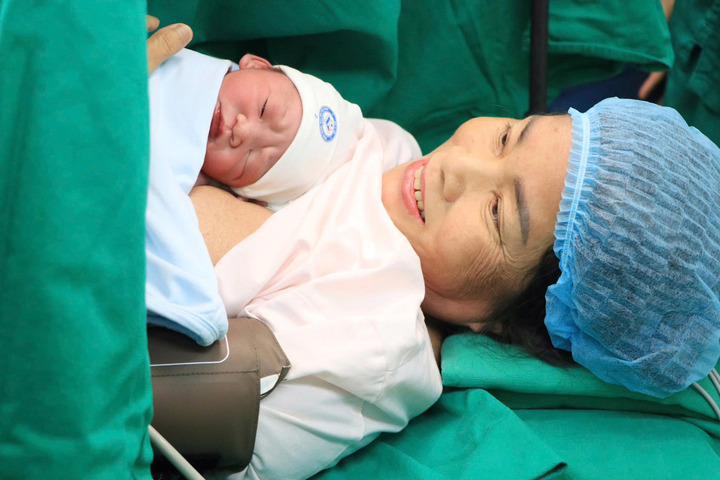 Sản phụ 60 tuổi hạnh phúc khi vượt cạn thành công. (Ảnh: BVCC)