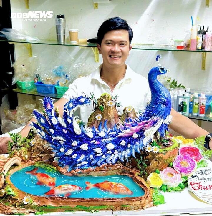 Anh Phùng Văn Hữu với chiếc bánh kem tạo hình chim công với màu sắc rực rỡ, được thực hiện tỉ mỉ từng chi tiết.