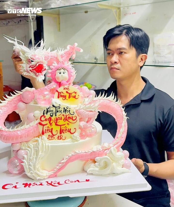 Anh Phùng Văn Hữu tỉ mỉ tạo hình bánh kem con giáp tại tiệm.