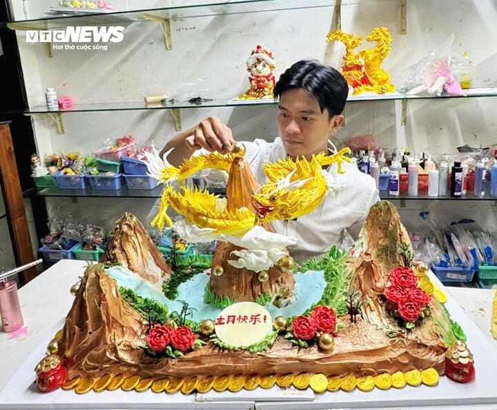 Bánh kem hình rồng phối hợp tiểu cảnh được anh Hữu tỉ mỉ tạo hình.