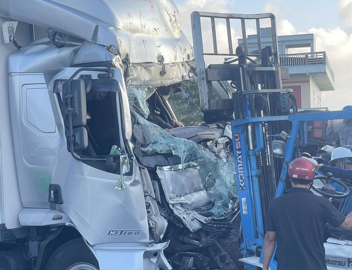 Xe tải bị móp phần đầu sau vụ tai nạn.
