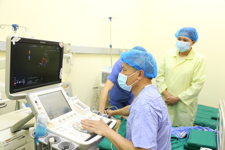 Bác sỹ của Bệnh viện vừa tiếp tục triển khai kỹ thuật can thiệp tim mạch thành công cho 3 bệnh nhân, độ tuổi từ 1–3 tuổi.