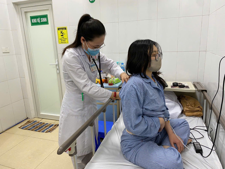 Bác sĩ Ngọc đang khám bệnh cho bệnh nhân mắc lao.