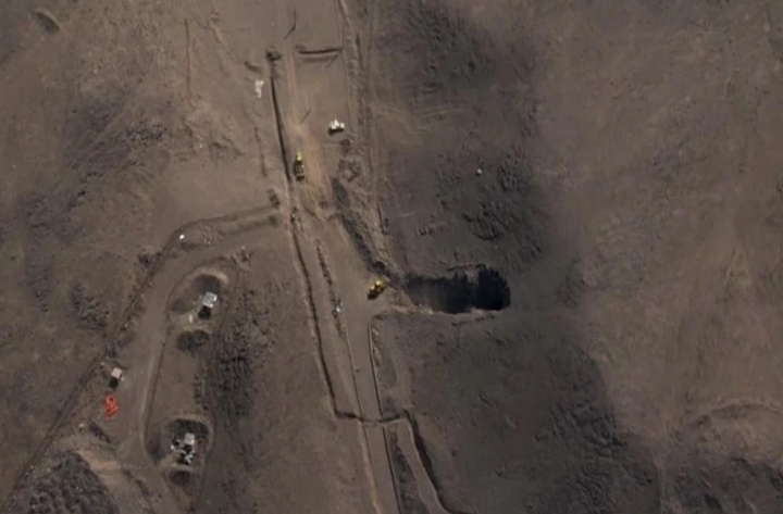 Hình ảnh vệ tinh cho thấy các tòa nhà bị phá hủy, mặt đường xuất hiện nhiều hố bom và các lối vào đường hầm bị phong tỏa tại một căn cứ tên lửa ở phía Bắc Kermanshah, Iran vào ngày 9/3. Ảnh do Airbus cung cấp.