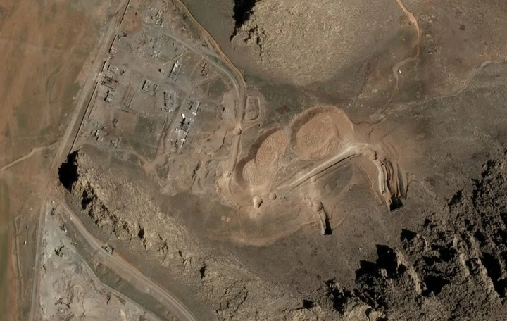 Ảnh vệ tinh cho thấy hai máy xúc bánh lốp đang được sử dụng để đào thông một lối vào đường hầm bị chặn tại một căn cứ tên lửa ở phía Nam Mahdasht, Iran vào ngày 6/3. Ảnh do Airbus cung cấp