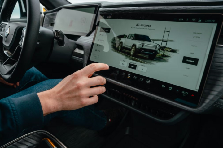 Việc sử dụng màn hình cảm ứng khi đang lái xe có thể gây mất tập trung. (Ảnh: Cardekho)