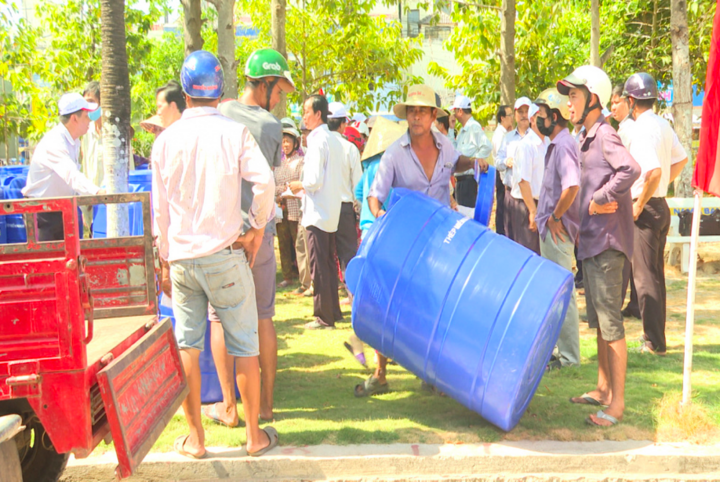 Từ nhiều năm nay, tặng bồn trữ nước cho nhân dân vùng hạn mặn là hoạt động thường xuyên của Thép Miền Nam. Trong ảnh là một người dân thuộc 11 xã hạn mặn Thạnh Phú- Bến Tre nhận 1 bồn trữ nước trong số 300 bồn do Thép Miền Nam tặng vào năm 2020. (Ảnh: Thép Miền Nam)