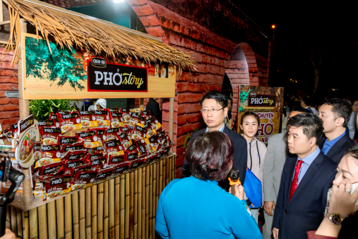 Ngay sau lễ khai mạc, các lãnh đạo đến tham quan các gian hàng phở.