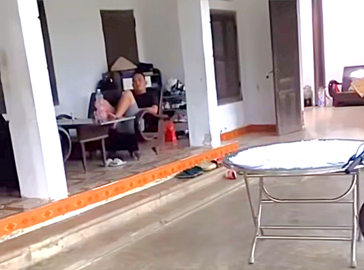 Chủ xe bán tải vẫn ung dung ngồi ở hiên nhà, bất chấp các xe khác phải chờ đợi.