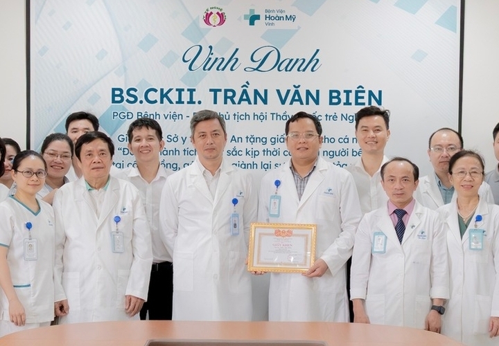 BSCKII Trần Văn Biên - Phó Giám đốc Bệnh viện Hoàn Mỹ Vinh được Sở Y tế Nghệ An trao tặng Giấy khen, ghi nhận hành động kịp thời cấp cứu người bệnh trong tình huống khẩn cấp ngoài cộng đồng. (Ảnh: BSCC)